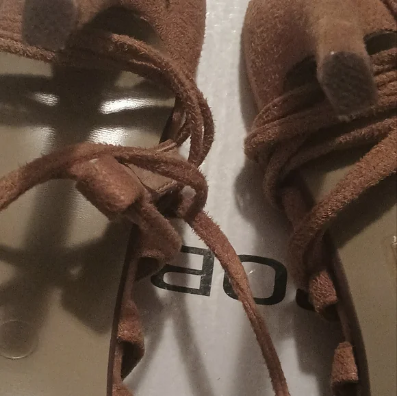 Cape Robbin Heels - Picture 6 of 10